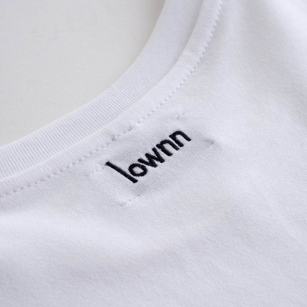 “lownn” シグネチャー Tシャツ（2色）｜lownn