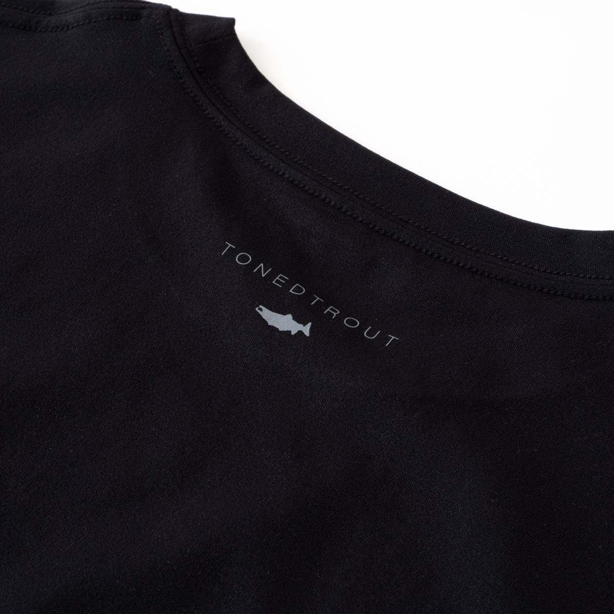 トーンドトラウト コラボ サイン オブ フィッシュ Tシャツ（2色）｜Snow Peak