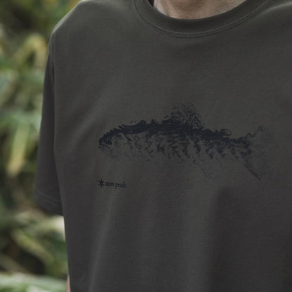 トーンドトラウト コラボ サイン オブ フィッシュ Tシャツ（2色）｜Snow Peak