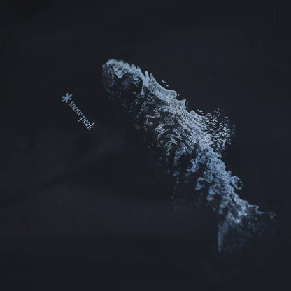 トーンドトラウト コラボ サイン オブ フィッシュ Tシャツ（2色）｜Snow Peak