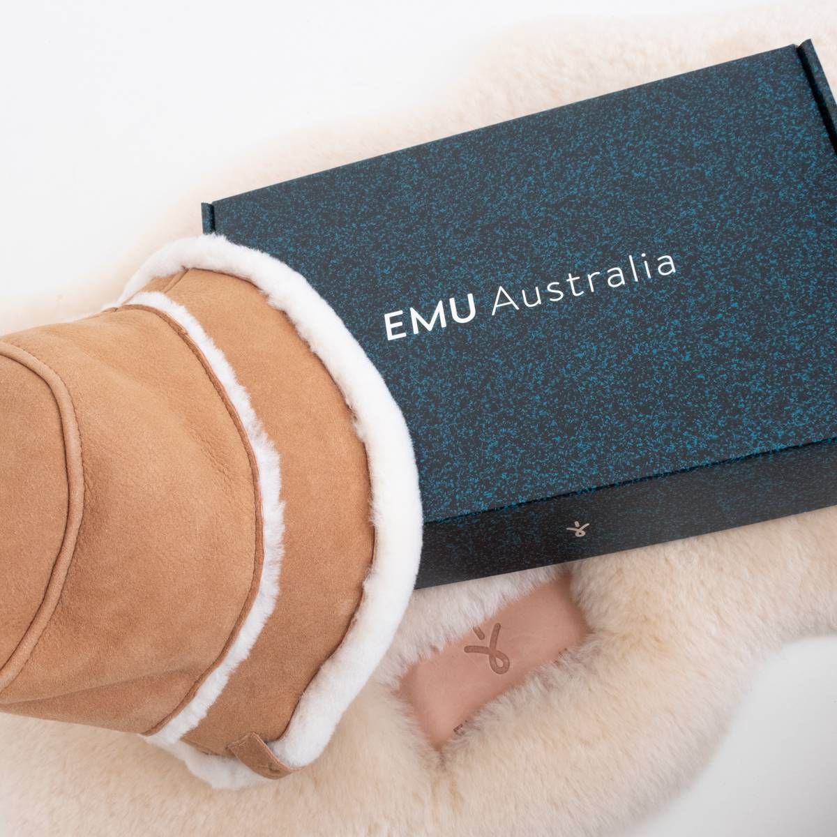 WOMEN EMU Australia Sheepskin Hat